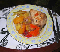 Pollo embolsado con verduras y duraznos al horno 