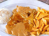 Pollo frío con salsa de maní
