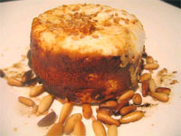 Queso de Palhais al pimentón con piñones y sesamo