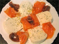 Queso fresco con salmón y anchoas