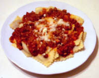 Raviolis con salsa boloñesa