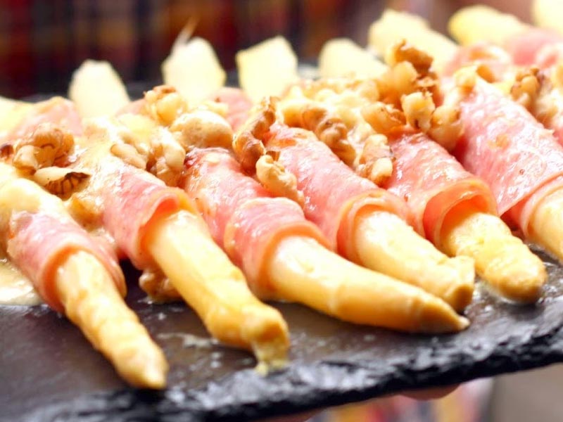 Rollitos de esparragos con jamón de York
