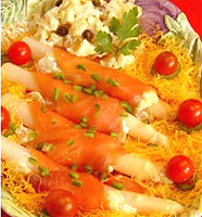 Rollitos de espárragos con salmón