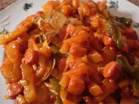 Salchichas de cerdo con tomate y pimientos