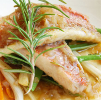 Salmonetes al vino oloroso y romero