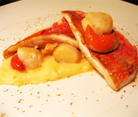 Salmonetes con vieiras sobre parmentier de patata