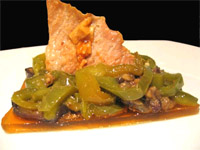 Secreto con guarnición sobre terrina de pimiento 