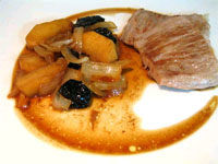 Secreto ibérico con guarnición de manzana 