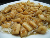 Sepia sazonada estilo Thai con fideos chinos
