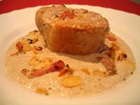 Solomillo relleno sobre crema de setas