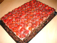 Tarta con puding de vainilla y fresas
