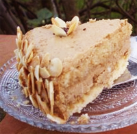 Tarta de moka y bizcochos