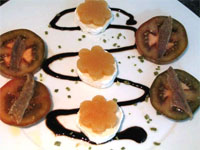 Tomate Kumato con anchoa y queso de cabra 