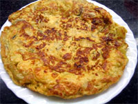 Tortilla de calabacín, cebolla y anchoa