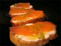 Tostas de salmón con granizado de guindilla