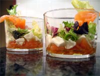 Vasitos de ensalada con salmón ahumado y mozzarell